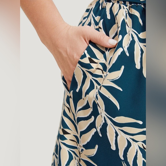 NWT BLOOMCHIC  Plus Size Tropical Print  Elastic Waistband Shorts with Scarf Tie - Picture 3 of 7